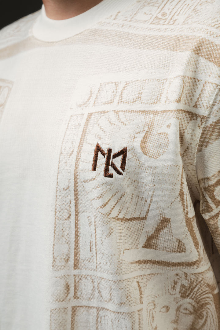 Camiseta blanca con estampado beige y logo bordado en el pecho