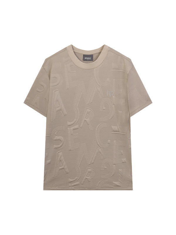 Camiseta con tela textura, diseño de letras y logo bordado en pecho
