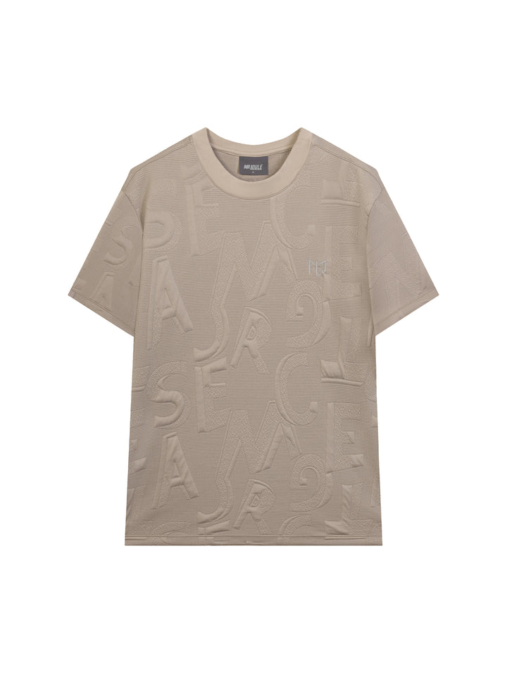 Camiseta con tela textura, diseño de letras y logo bordado en pecho