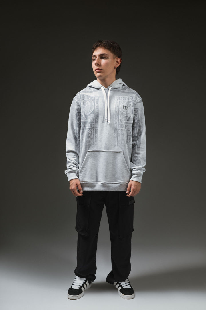 Hoodie gris con estampado gris tipo artistico y logo bordado en el pecho