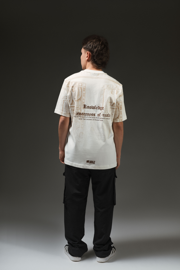 Camiseta blanca con estampado beige y logo bordado en el pecho