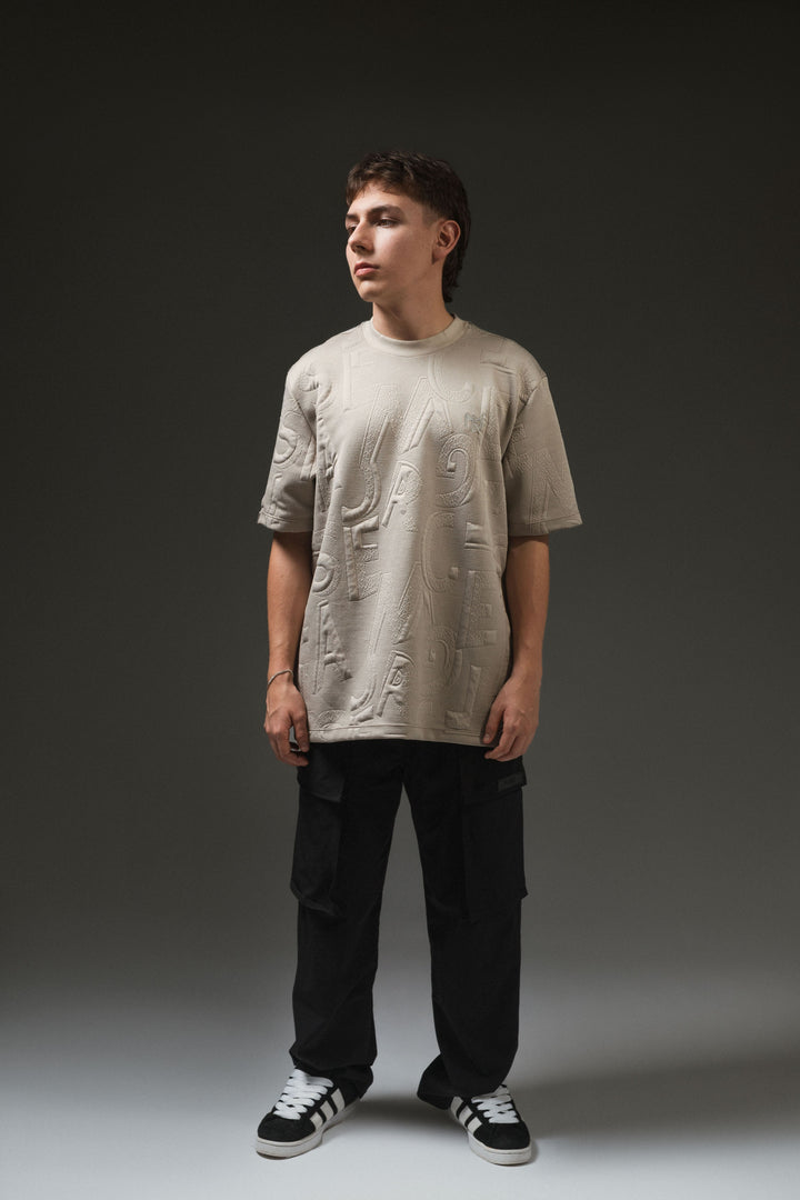 Camiseta con tela textura, diseño de letras y logo bordado en pecho
