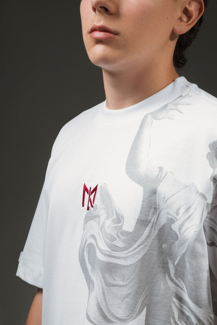 Camiseta Oversize Blanca con estampado de logo Rojo y diseño de figura de escultura